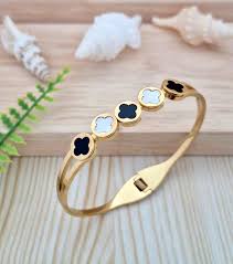 Elegant Clover Charm Bracelet – Gold & Enamel Finish