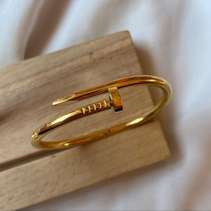 Golden Nail Bracelet-Fadeproof Edition